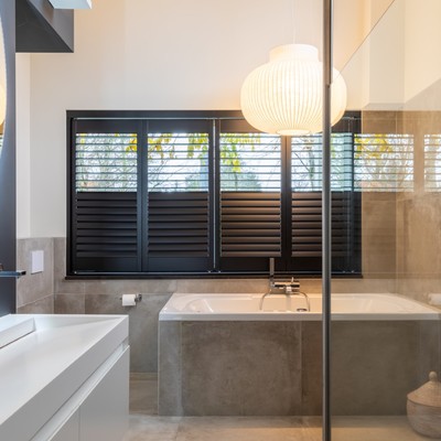 kunststof-shutters-in-vochtige-badkamer