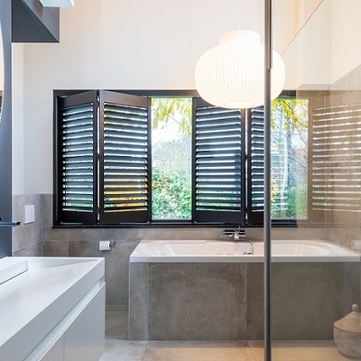 kunststof-shutters-in-vochtige-badkamer