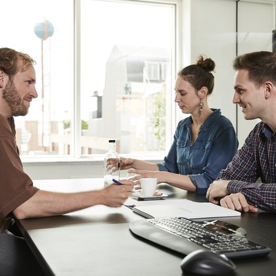 sleutel op de deur stappen