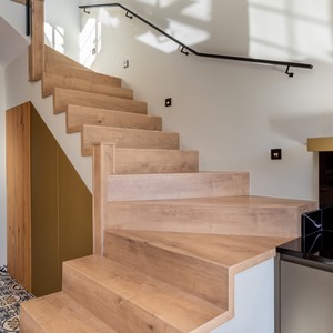 betonnen-trap-bekleed-met-overzettreden