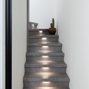 Betonnen trap bekleed met betonlook trapdecor