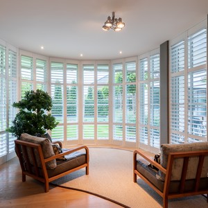 grote-erker-met-shutters-als-raamdecoratie