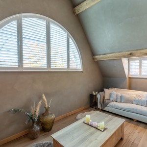 halfrond-raam-met-shutters-raambekleding
