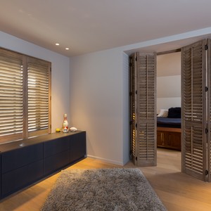 houten-shutters-als-raamdecoratie-en-roomdivider