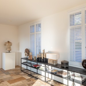 houten-shutters-landelijke-woonkamer