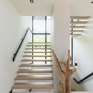 Open trap bekleed met eiken houtdecor