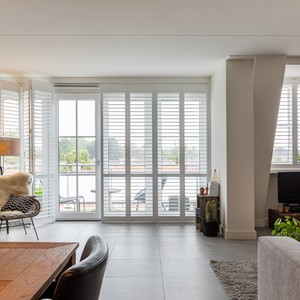 openslaande-deuren-met-shutters-raambekleding